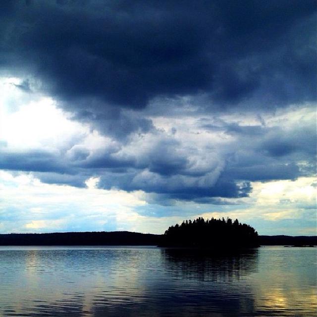 Silhuett av en øy under en dramatisk himmel.